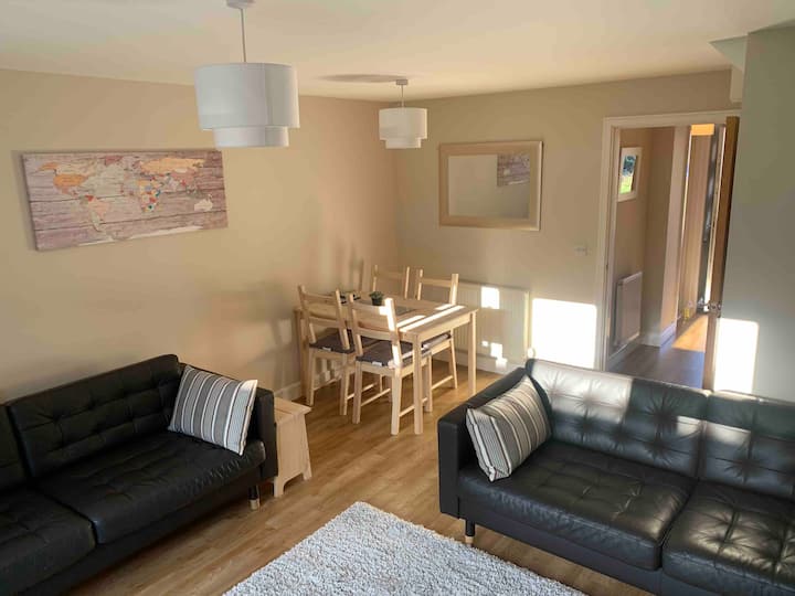 Cheerful 3 Bed Townhouse With Free Parking - Basingstoke