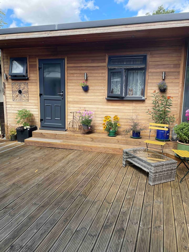 Beautiful Cabin In The Heart Of Wraysbury! - Staines-upon-Thames