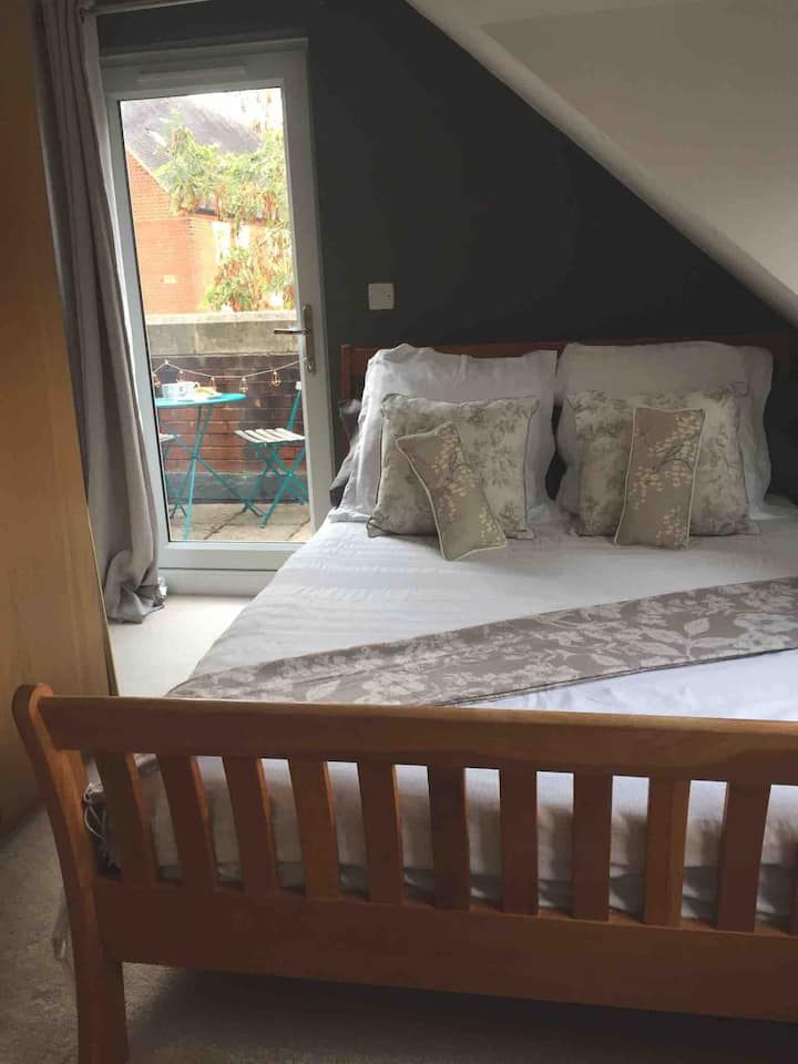 Town House - Double Bedroom & Adjoining Balcony. - Alton, UK