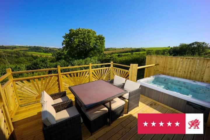 Luxury 3 Bedroom Cottage With Jacuzzi Hot Tub - Starlight - Carmarthen