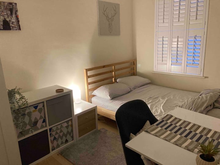 Peaceful Double Bedroom In Raynes Park/wimbledon - 킹스턴