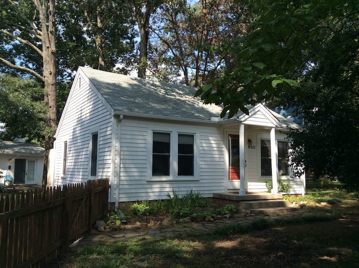 Fun Cottage ★ Close To Town ★ Fenced In Yard - Chapel Hill