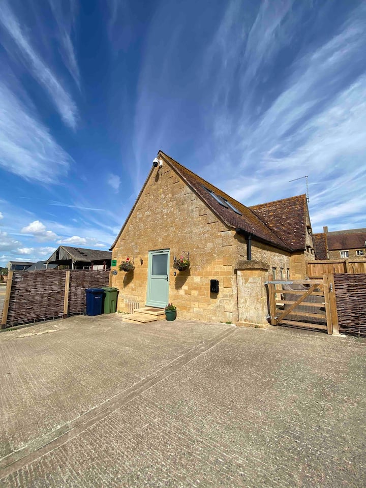 Spacious Organic Cotswold Farm Cottage - Winchcombe