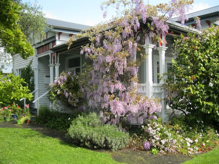 Lovely Early 1900's Villa - Twin Room - Hastings, New Zealand