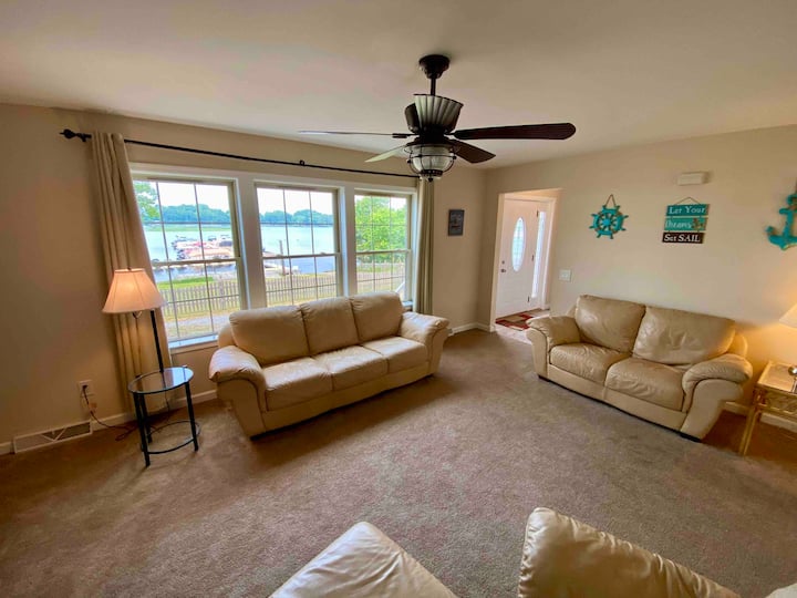 Tranquil Waterfront 2 Bedroom Townhouse - Southwick Beach State Park, Henderson