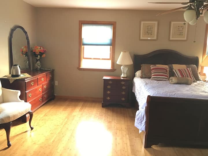 Oversized Comfortable Room With Private Bathroom - バーリントン, VT