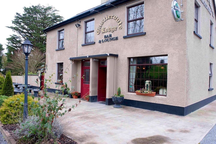 Unique Irish House Attached To A Traditional Pub - Roscommon
