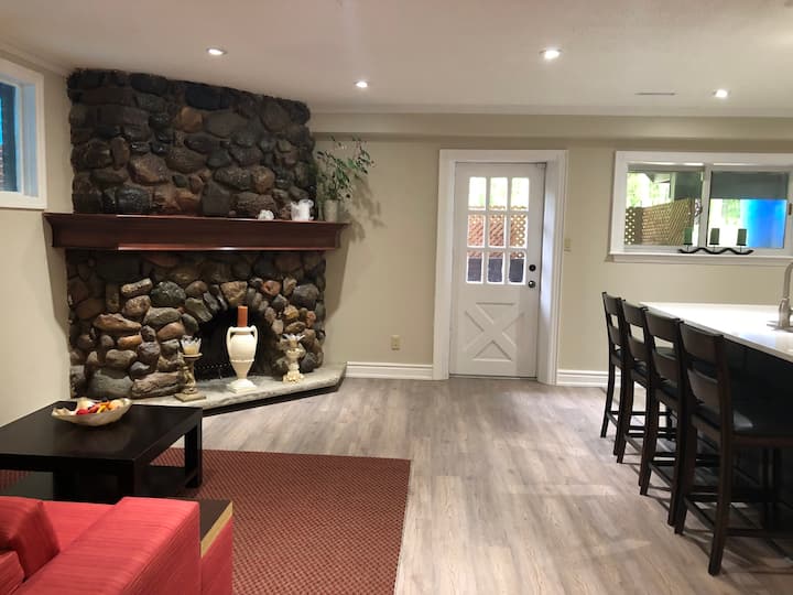 Private, Bright & Renovated Full Basement Suite - Milton, Canadá