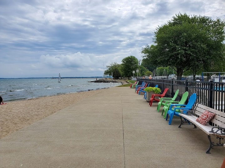 Lake Erie Waterfront Condo W/private Beach/pool - Port Clinton, OH