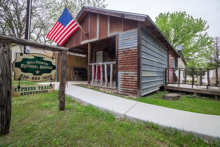 Cypress Trails Guesthouse - Bandera, TX