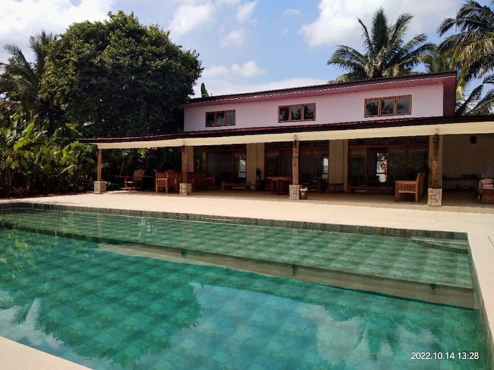 Private 3-br Farmhouse Getaway With Large Pool - Amadeo