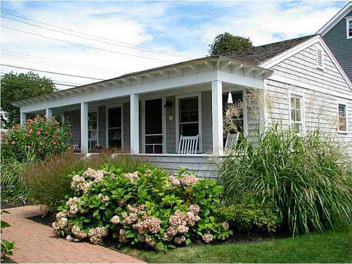Newly Renovated Easton Point Cottage, Short Walk To First And Second Beach - Newport, RI