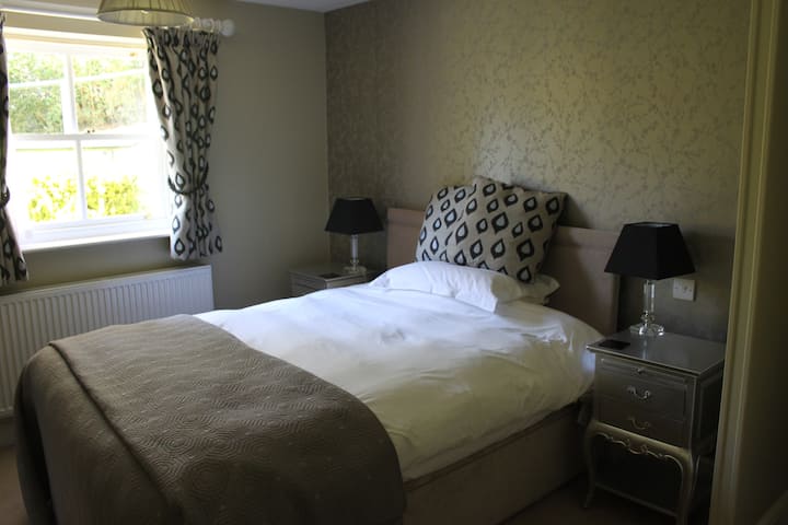 King Size Room 4  In Beautiful Bed And Breakfast - Shrewsbury