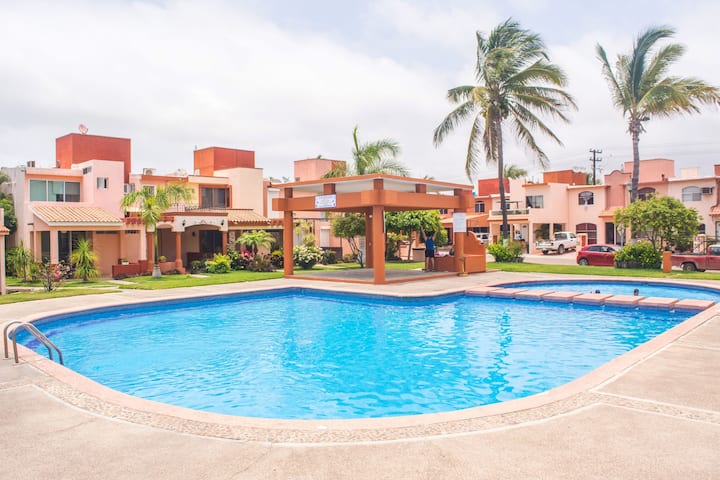 Pool View, Steps From Beach...brand New - Mazatlán