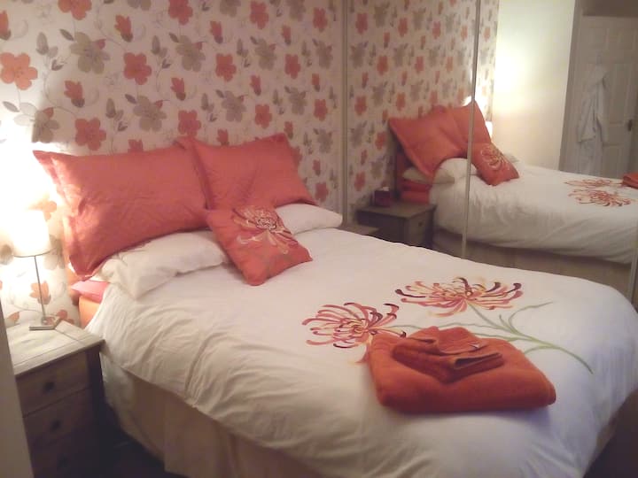 The Orange Room - Comfortable Home From Home - Worcester, UK