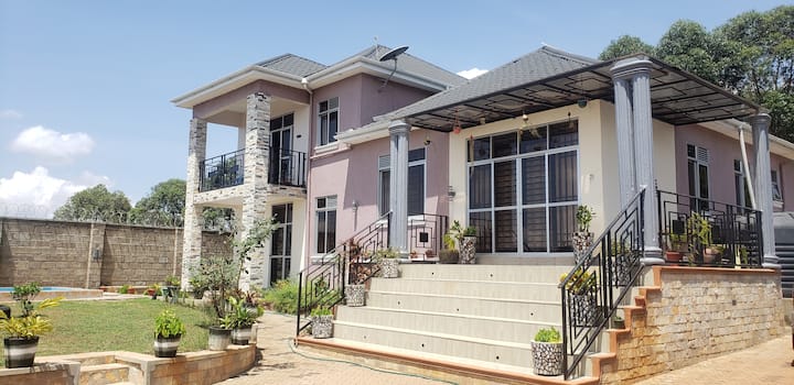 Familyfriendly 6 Bedroom Hilltop Hideout With Pool - Kampala