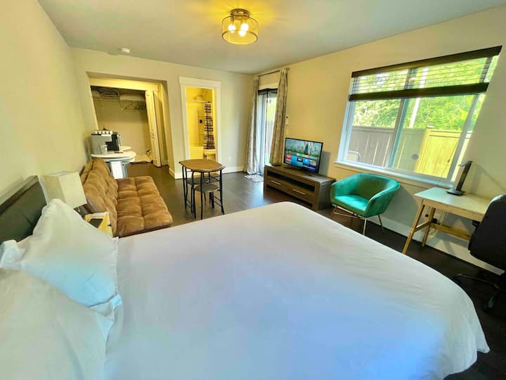 Spacious Private Entry Guest Suite Queen Bed - Woodinville, WA