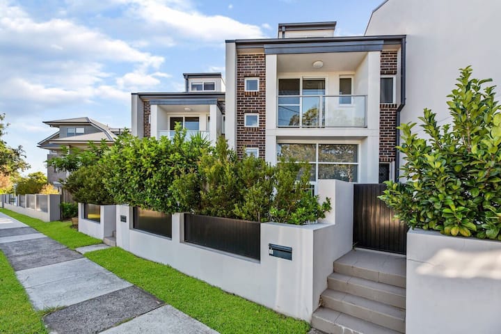 Spacious & Modern Townhouse In Asquith - Hornsby