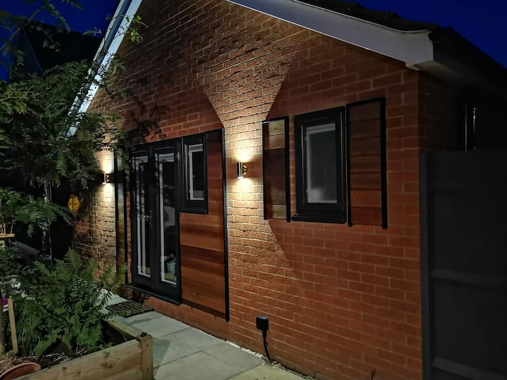 Self-contained Garden Lodge - Bracknell