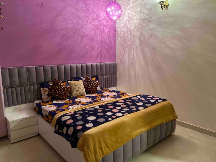 Purple - Luxurious Bedroom In A Bungalow - Mohali