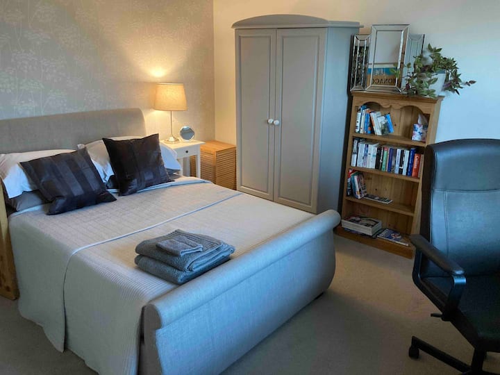 Bright & Spacious Double Room, 15 Mins To Heathrow - Thorpe Park Resort