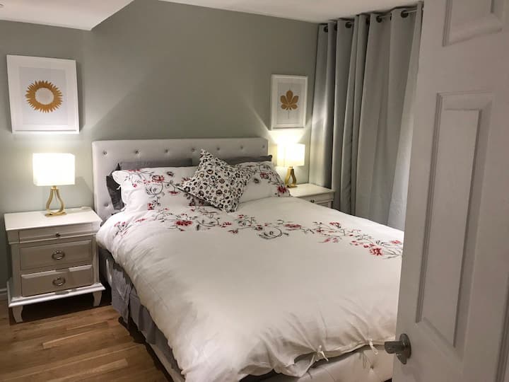 Luxury Self Contained 2 Bedroom Lower Level Suite - Burlington