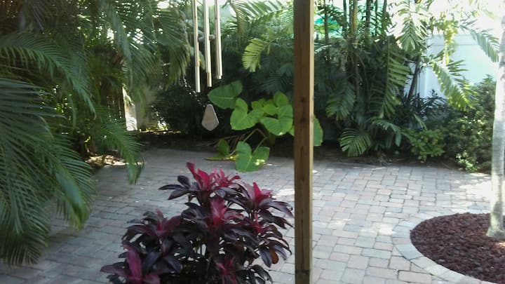 Quaint Sanctuary  On Delmar W/beautiful Backyard - フォート・マイヤーズ・ビーチ, FL