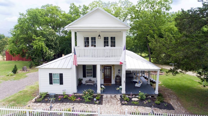 1837 Harris-martin House: Stylish Classic! - Navasota, TX