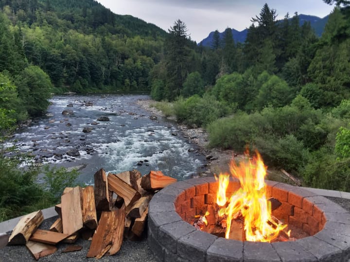 Basecamp Guesthouse - Luxury On The River - North Bend, WA