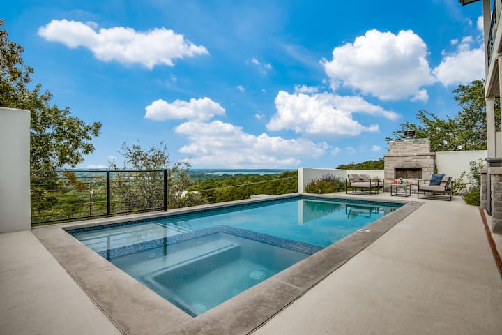 Relax In This Hillside Home With Canyon Lake Views - Canyon Lake, TX