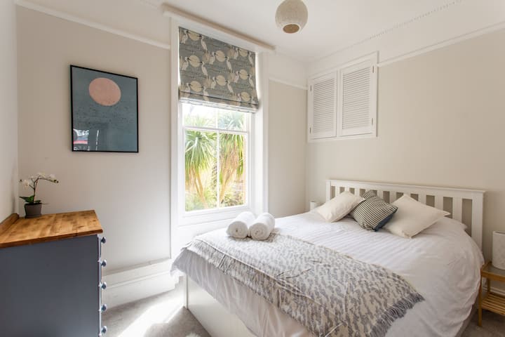 Charming Hove Apartment   With Easy Parking  Relax, Unwind, Enjoy - Kingston Beach