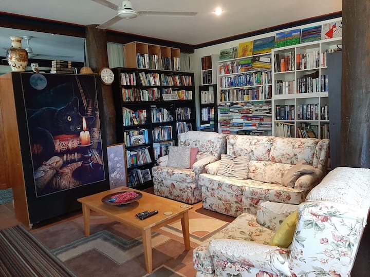 The Library Studio Apartment. - Innisfail, Australia