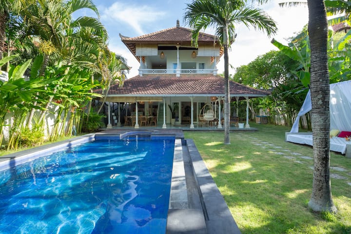 Rustic Tropical Garden Villa With Private Pool - Legian