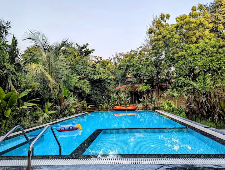 Nature’s Trail: Grande 2bhk With Garden And Pool - Sanand