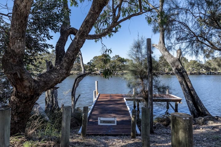 Absolute Riverfront Modern Home, Private Jetty. - Ravenswood