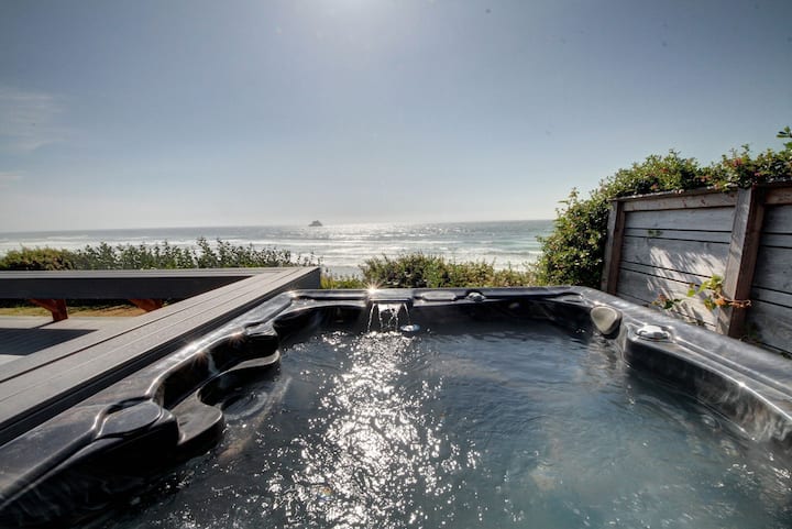 Magnificent Oceanfront Beach House & Oceanfront Hot Tub With Breathtaking Views - Cannon Beach, OR