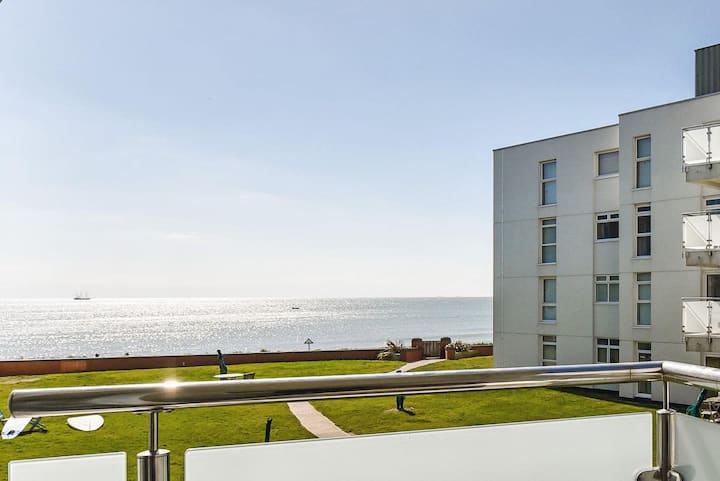 Luxury Apartment Right On The Seafront. Sleeps 4 - Bracklesham Bay