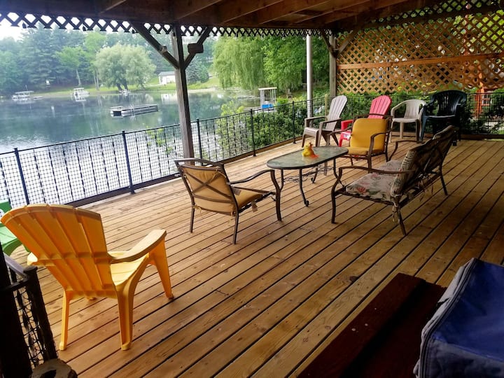 Cozy Lake Front Cottage On Small Private Lake. - Greenville, MI
