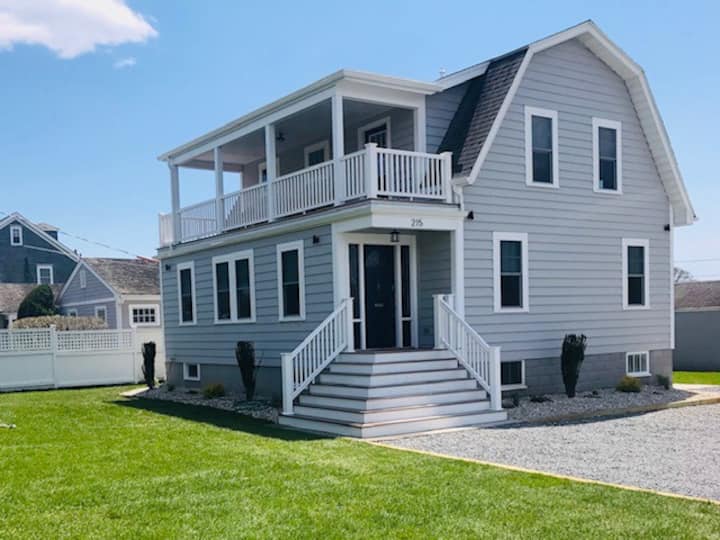 Steps From Beach And Minutes To Downtown! - Newport, RI