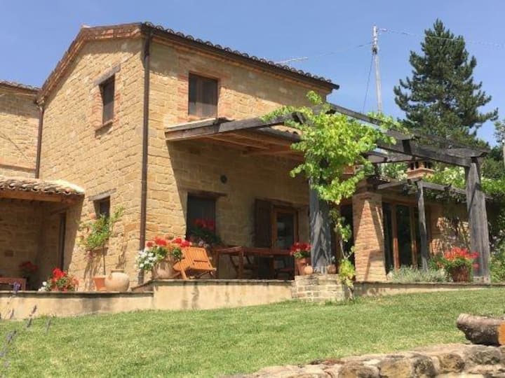 Farm Cottage, Wonderful Mountain Views And Pool - Marche