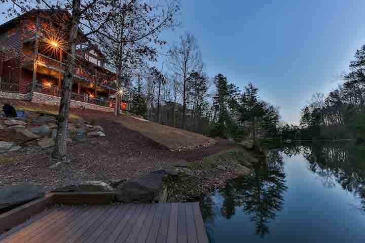Lakeside Lodge ✨ - Hot Tub, Game Room, Sleeps 11 - Carters Lake, GA