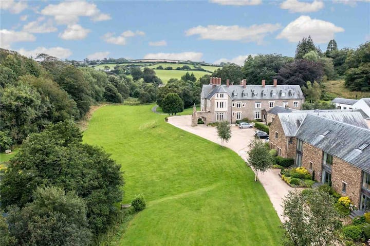 Stunning Bolthole Set In 18 Acres Of Countryside - Kingsbridge