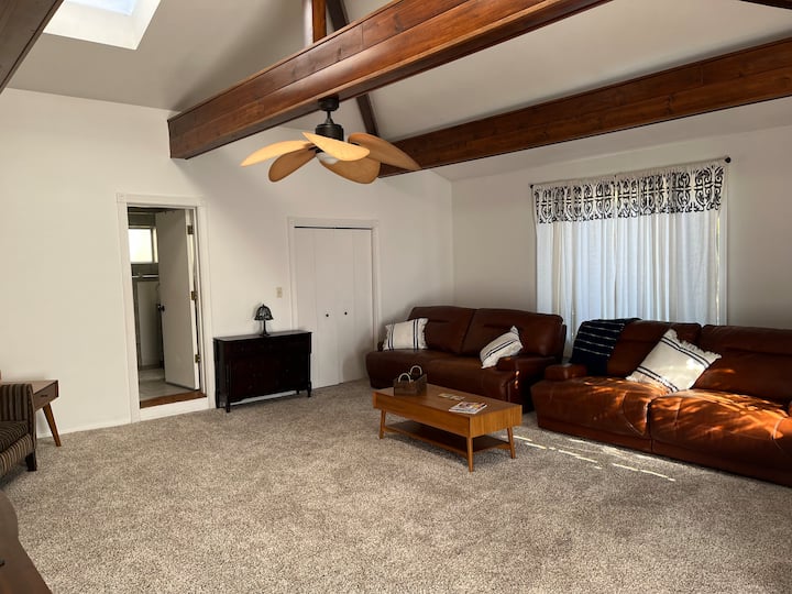 Spacious 3-bedroom House Central To All Of Socal - Bellflower, CA
