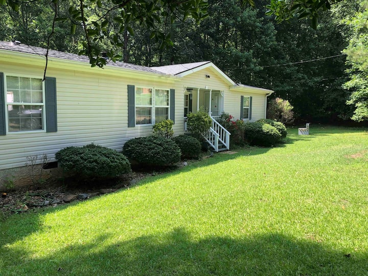 Lake Lanier Serenity: 3br, 2ba Home With Fire Pit - Flowery Branch, GA