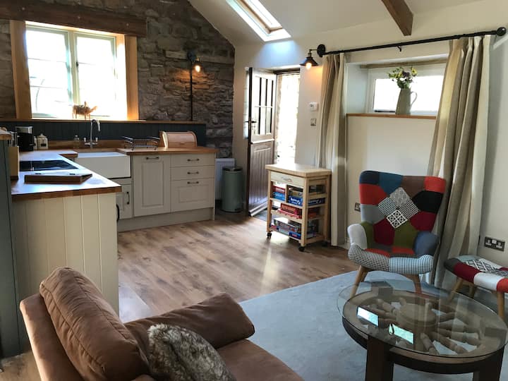 Wheelwright’s Cottage: A Relaxing, Festive Escape - Monmouth
