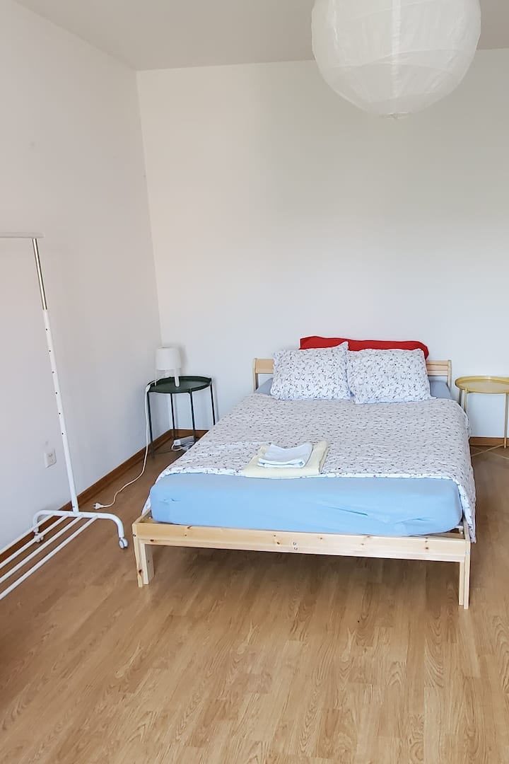 Simple Clean Room In Convenient Location - 貝爾