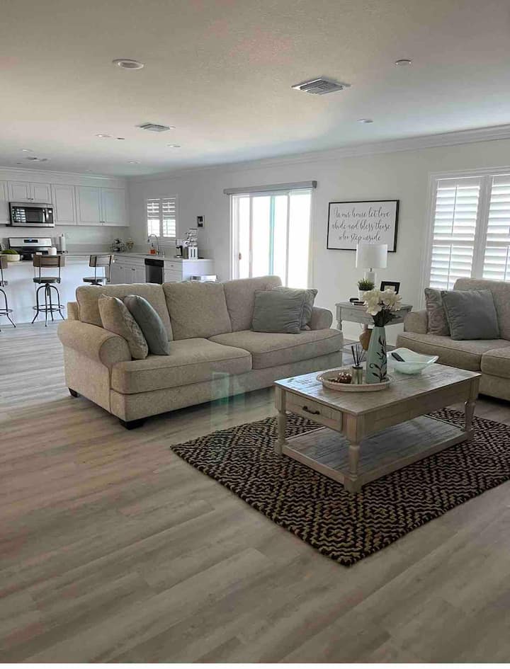 Luxury Modern Home Between La&lv⭐️5mins2mall&dining - Victorville