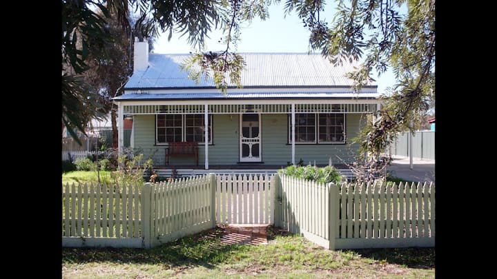 Silky Oak Cottage: The Charm Of Yesteryear - Echuca