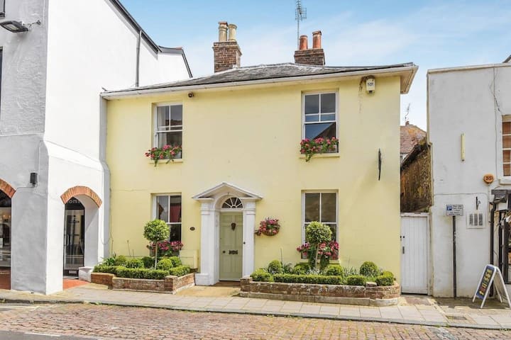 Period House In Arundel High Street,  West Sussex - Littlehampton