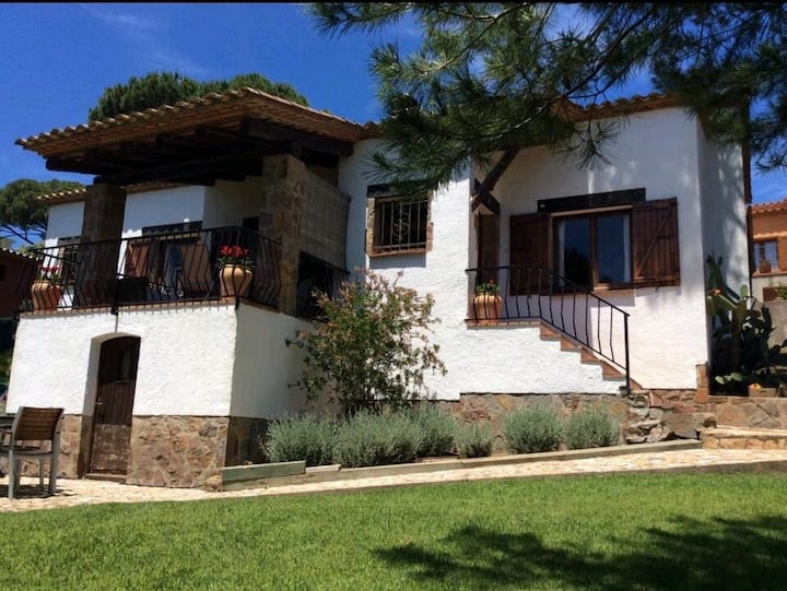 Begur Family Villa With Large South Facing Garden - Aigua Blava